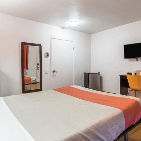 Motel 6 เบเกอร์สฟีลด์ ภายนอก รูปภาพ