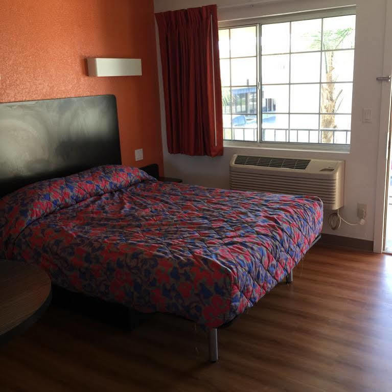 Motel 6 เบเกอร์สฟีลด์ ภายนอก รูปภาพ