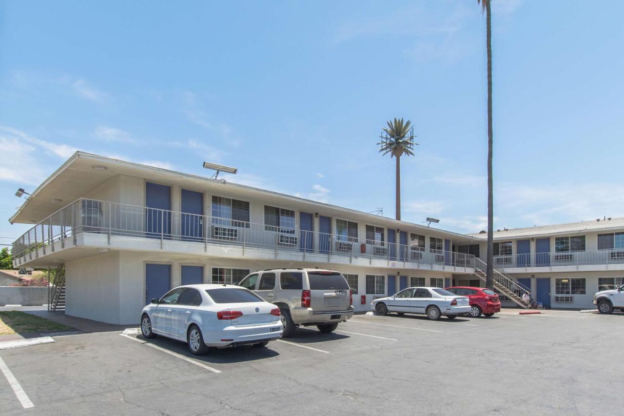 Motel 6 เบเกอร์สฟีลด์ ภายนอก รูปภาพ